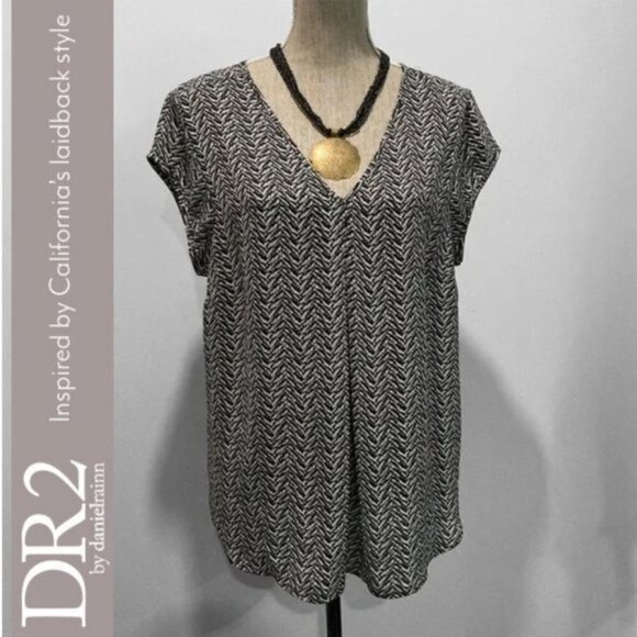 DR2 Black V-Neck Sleeveless Top Lightweight Large​​​​​​​ - Picture 2 of 12